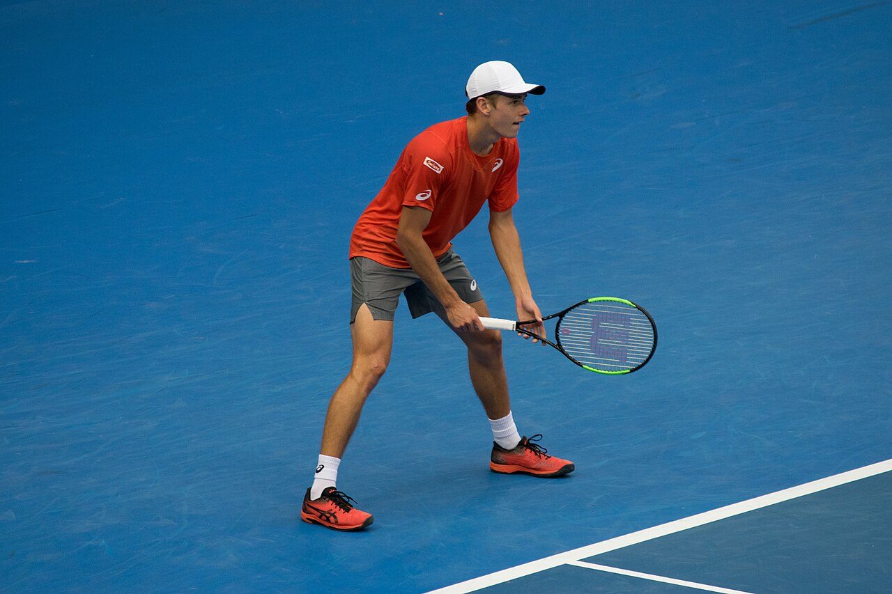 De Minaur remonta a Rublev y avanza a semifinales en Pekín