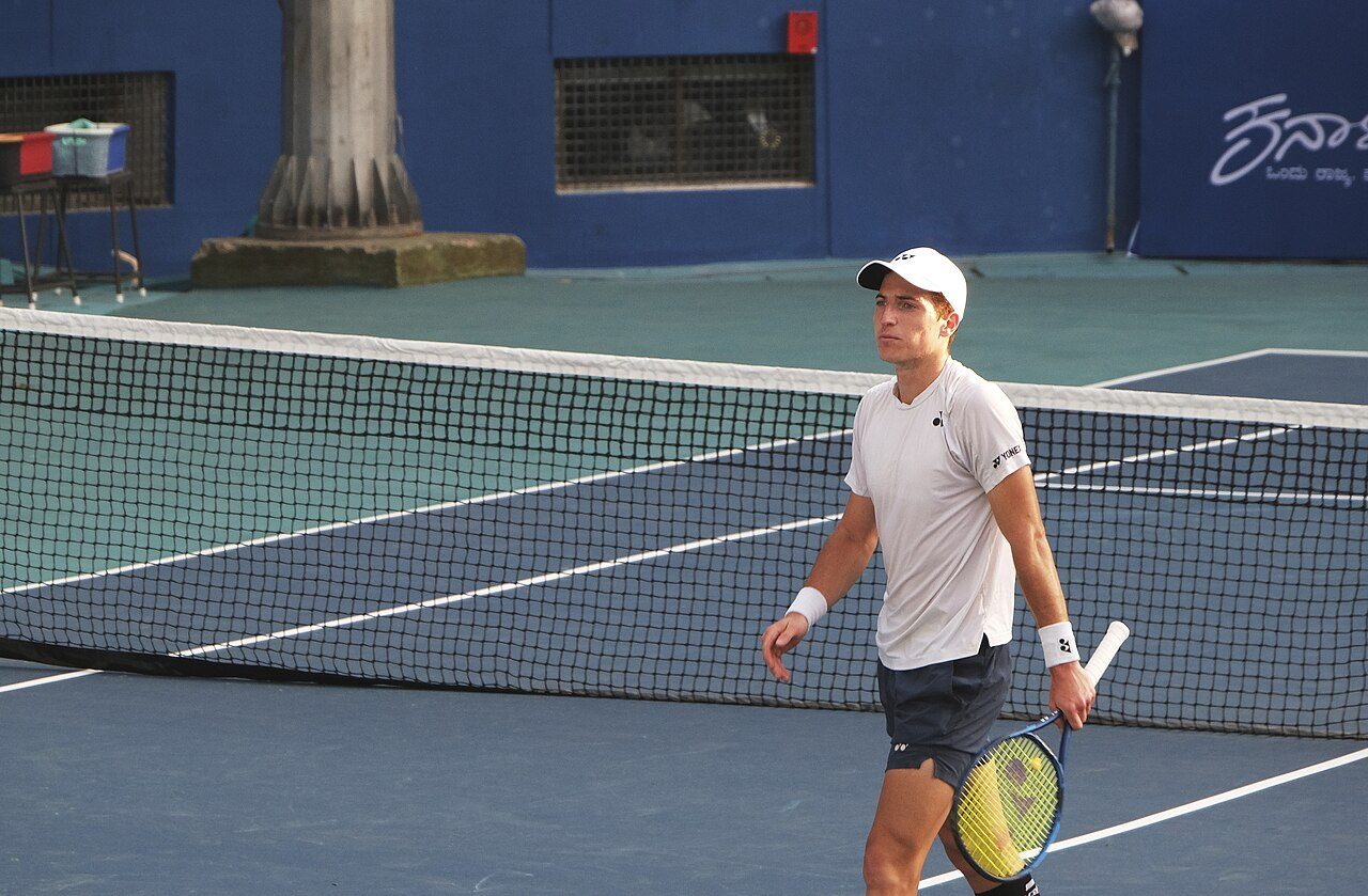 Kachmazov beats seeded Broom in three sets in Unin