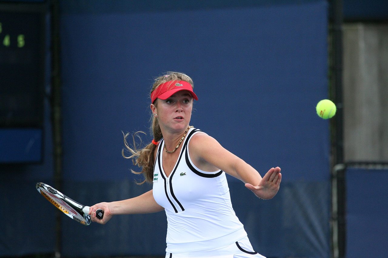 Elina Svitolina schlägt Katerina Siniakova und zieht in die Runde der letzten 32 in Peking ein