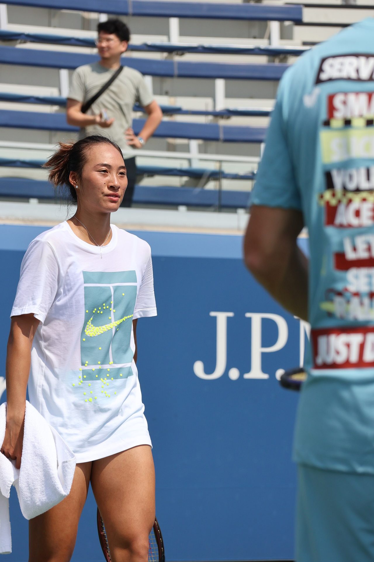 Qinwen Zheng supera Bouzkova na terceira rodada em Pequim